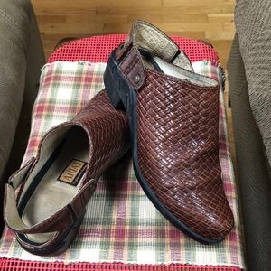 Ariat Clogs size 7B (medium width)